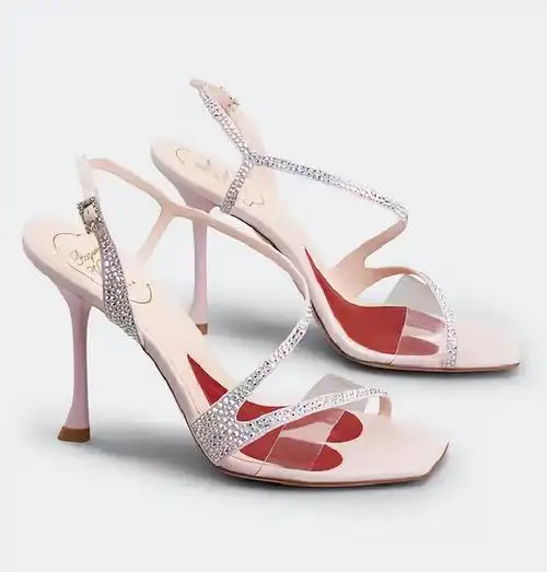 迎向幸福归宿的时刻,而一双完美的婚鞋,更是令婚纱造型更加唯美的最佳