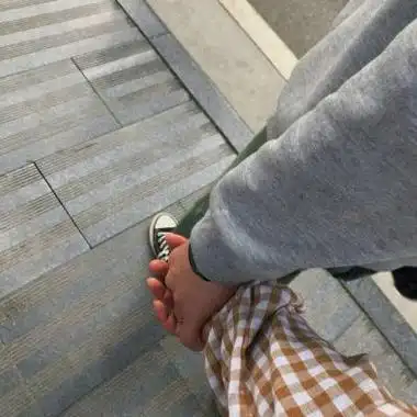 情侣手牵手照片真实,手牵手照片真实照片-图片大观-奇异网