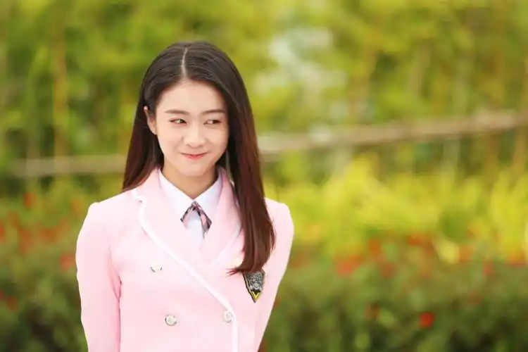 张雪迎粉色校服唯美写真
