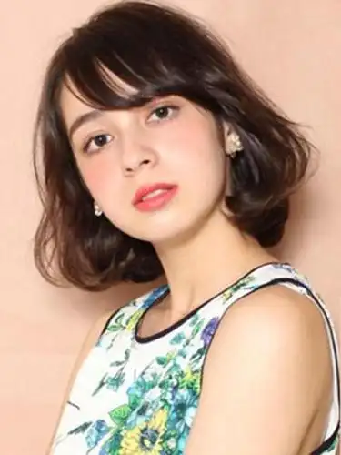 二八分微卷短发 | 二八分的斜刘海在修饰脸型的同时,其露出的眉毛显得