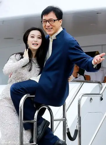 组图:《绝地逃亡》见面会 范冰冰强抱成龙_高清图集_新浪网