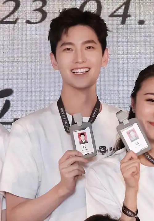 谁教杨洋这么自拍的!泰可爱啦!#杨洋军艺同学会合照比耶