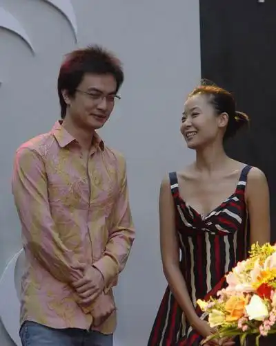 2007年4月份,李泉被拍到和赵薇公开十指紧扣的画面.