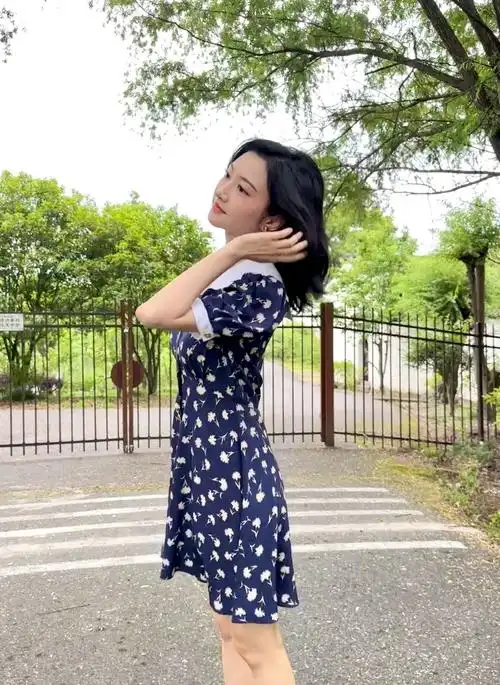 景甜晒夏日户外随拍 身着蓝色碎花裙少女感十足_凤凰网娱乐_凤凰网