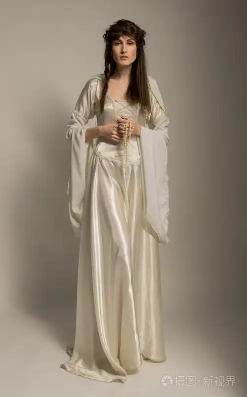 中世纪的美丽穿裙子的女孩照片-正版商用图片0f2dp8-摄图新视界
