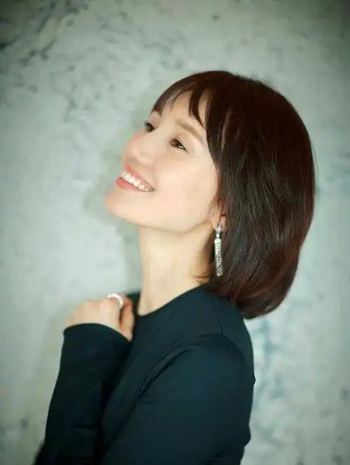 44岁袁泉拍时尚写真大片,国字脸高级大气,唇下美人痣很有辨识度