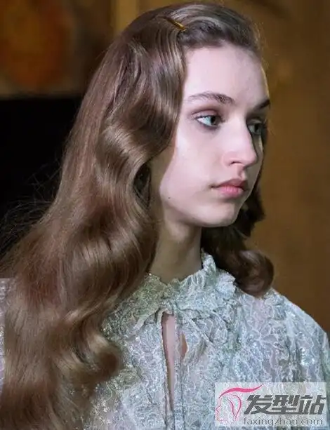 适合女生的法式卷发 打造慵懒妩媚女人味