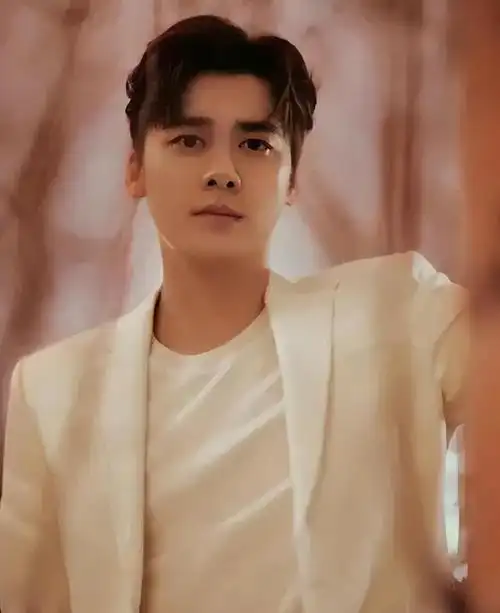 现在才知道,演员李易峰被封杀原因,原来是因为"她"李沁