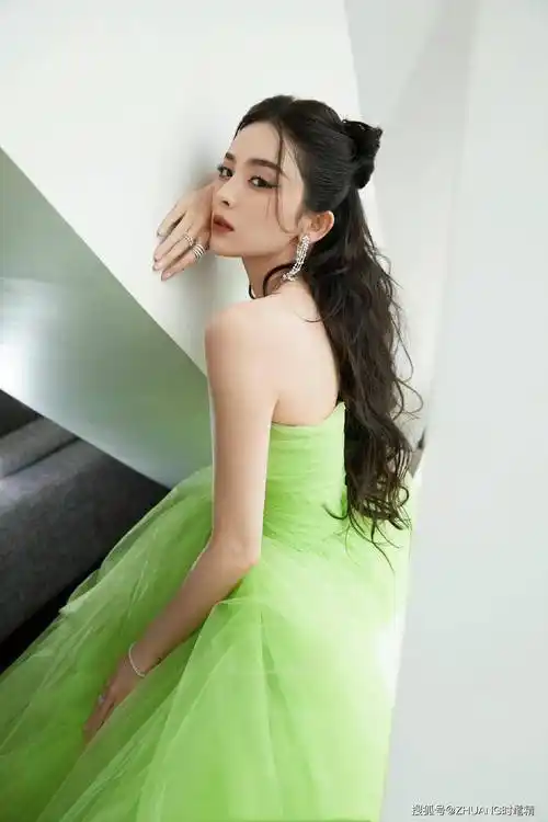 娜扎衣着绿色纱裙亮相vogueworld展览开幕,散发着清新淡雅的美_时尚