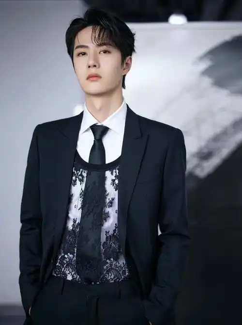 他的官方身高是一米七九,但是从他和别的明星的各种合照中看,你觉得他