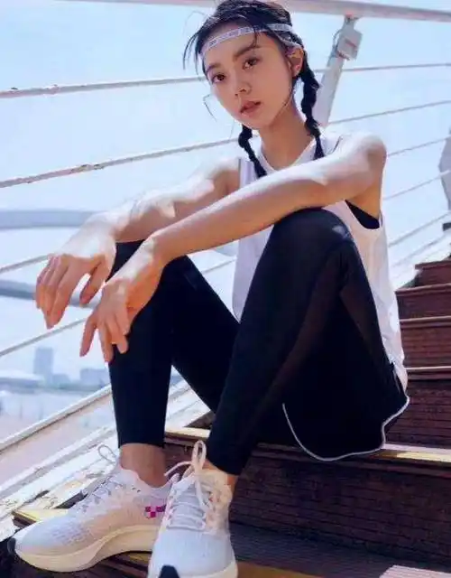 原创有种时尚叫刚成年的赵今麦纤细身材令人羡慕这哪像十八岁