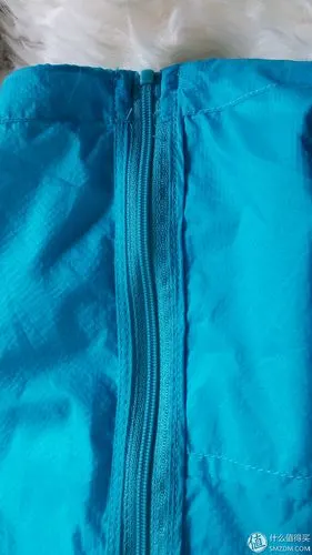 衣服内侧的缝线,采用双缝线缝制.