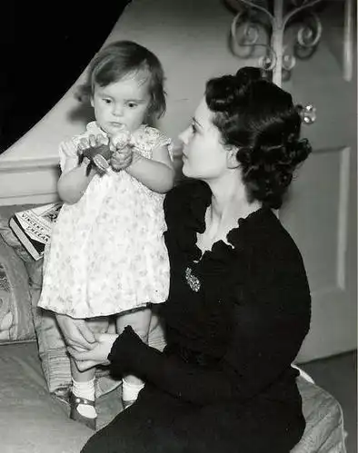 " 尽管当时的费雯丽已经结婚,并生了一个女儿.