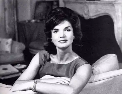 她是美国最美第一夫人,为何嫁给大23岁船王,还曾是妹妹未婚夫_杰奎琳