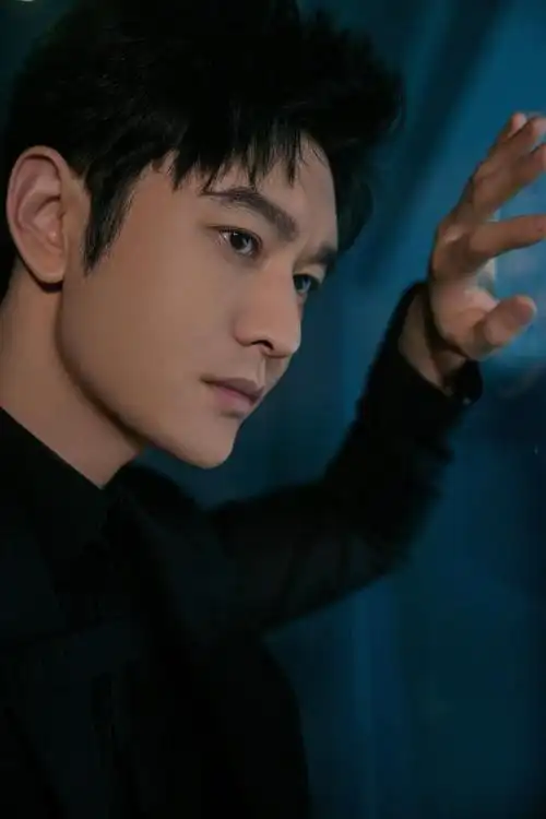 45岁黄晓明很显年轻,西服穿搭打造绅士范,商务风造型英俊又稳重