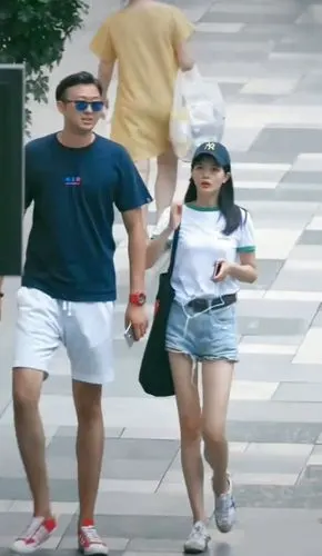 全网最突出的最萌身高差:女孩大长腿1米8,看到男友腿给跪了!