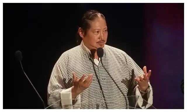 在李小龙去世的后,还是洪金宝将几位兄弟聚集在一起来发展,成为这个小