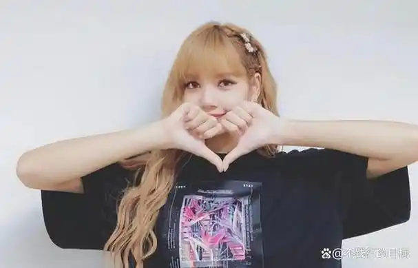 作为韩国女子组合blackpink的成员,lisa在唱歌和跳舞方面表现出色