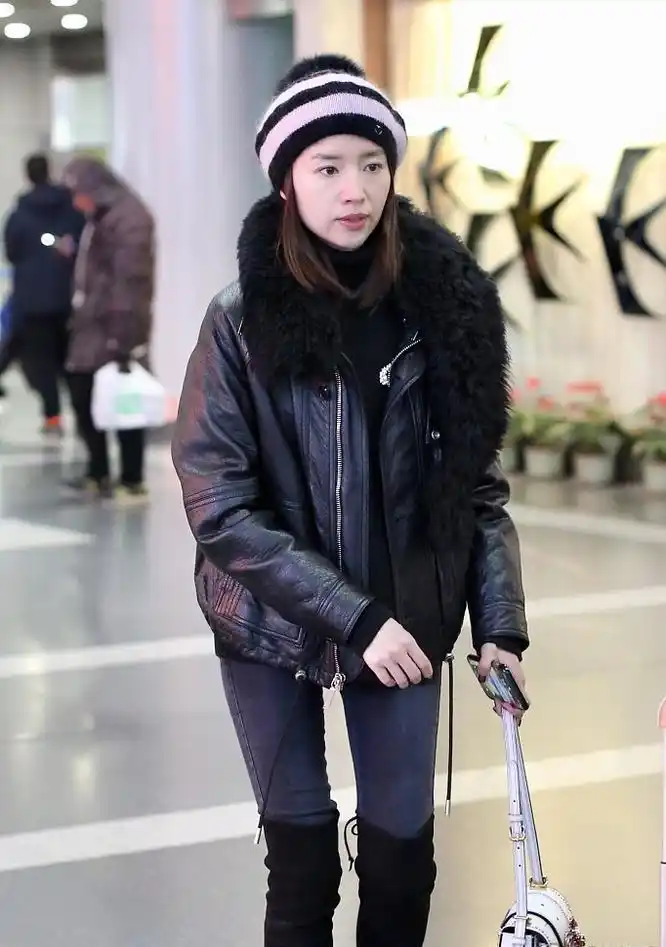董洁穿长靴美腿纤细 气质依旧但眼袋暴露了年龄