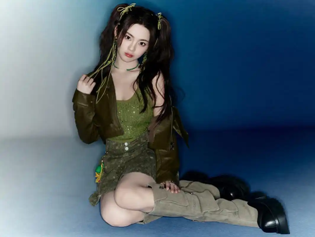 甜辣风的杨超越,绿色针织背心搭配皮衣长靴,好看的.