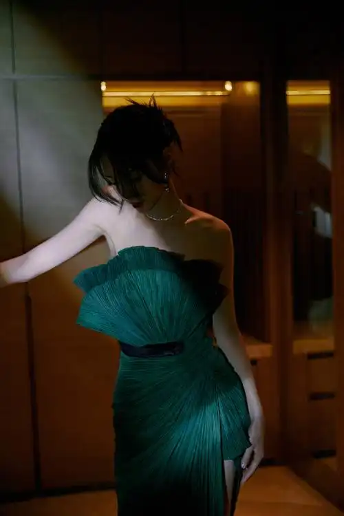 沈梦辰穿荷叶抹胸礼服 前凸后翘大秀曲线美