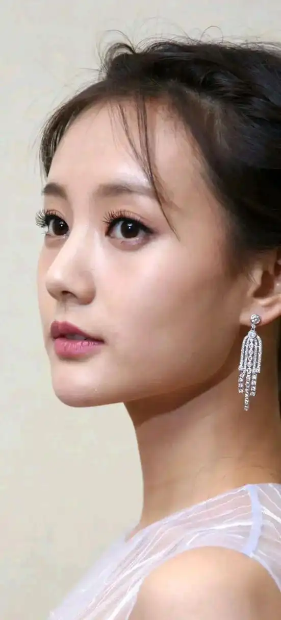 李一桐的素颜照,感觉和我二十多岁的皮肤状态差不多.