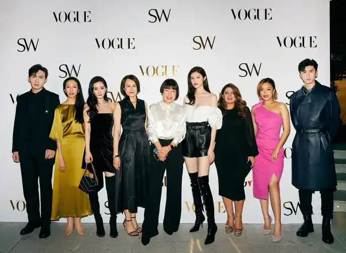 杨幂与何穗等众明星合影,超模和明星的差距太明显了