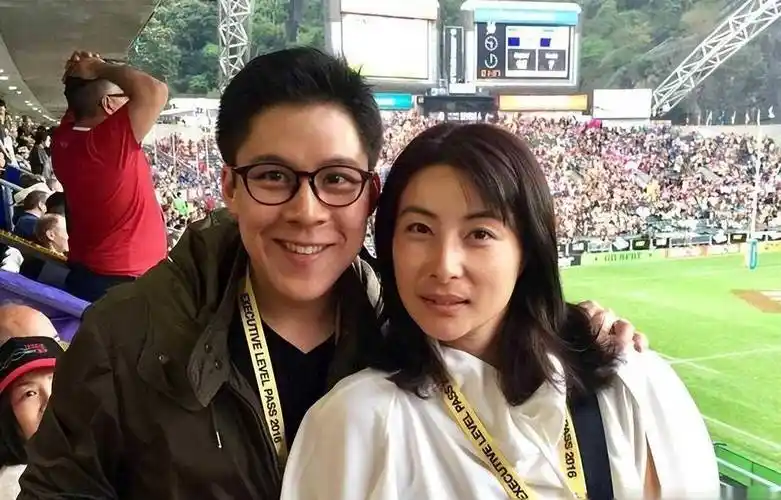 霍启刚携儿子看球赛坐vip座11岁霍中曦五官像爷爷有富贵