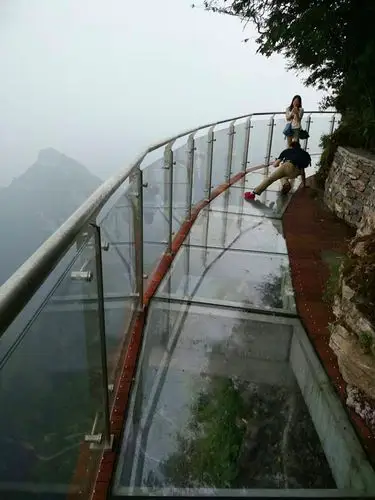 张家界天门山景区盘龙崖玻璃栈道开通