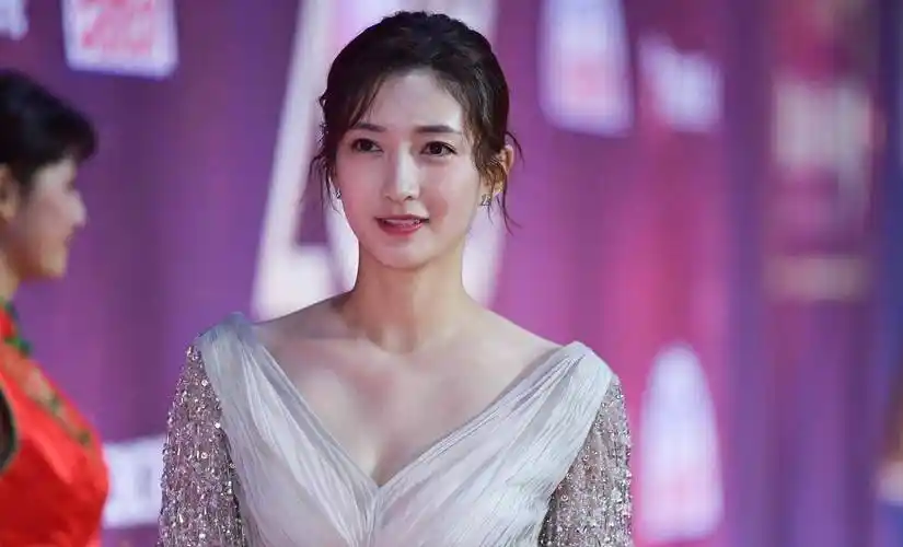 江疏影短发造型,看完后网友直呼认不出,西装配马丁靴时尚感大增_一身