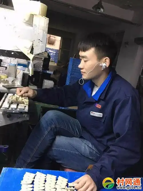 徐孟南在工厂打工.