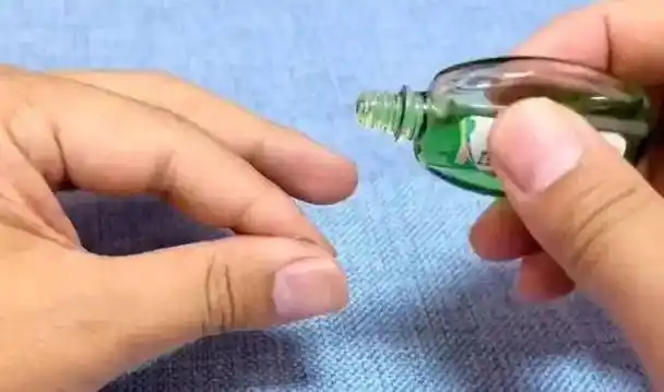 502胶水粘手分不开,教您一招,胶水很快就溶解,方法简单实用_手指_肥皂