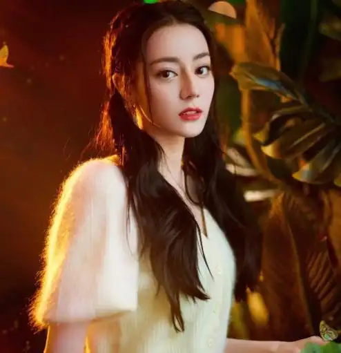 迪丽热巴晒新自拍,角度清奇引众人围观,网友却在担心她的发际线