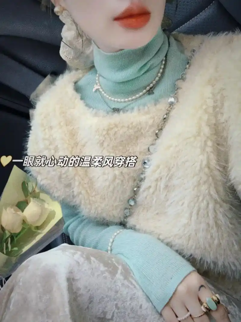 薄荷色打底衫77米白色马甲77丝绒半身裙 - 抖音