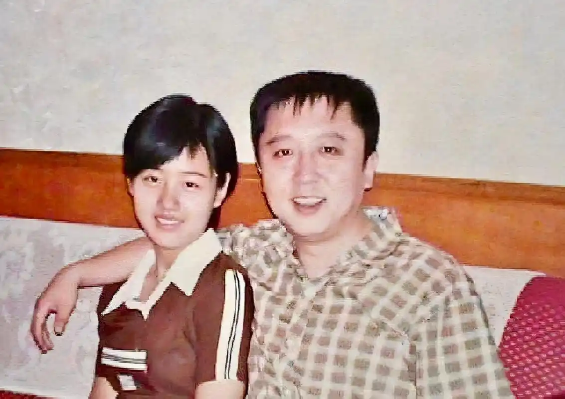 于老师的媳妇说了,于谦年轻的时候真是和帅一点儿边都挂不上.