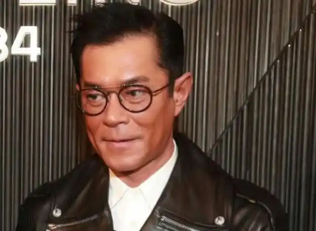 53岁古天乐当老板为年轻女演员站台嘴唇变薄颧骨增突显出年纪