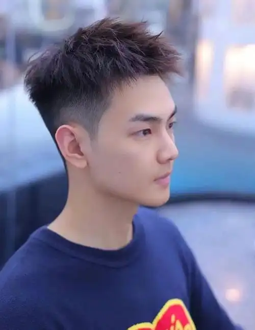 短发男士烫发男生一定要尝试的发型立 体碎盖清爽的立体碎盖简单打理