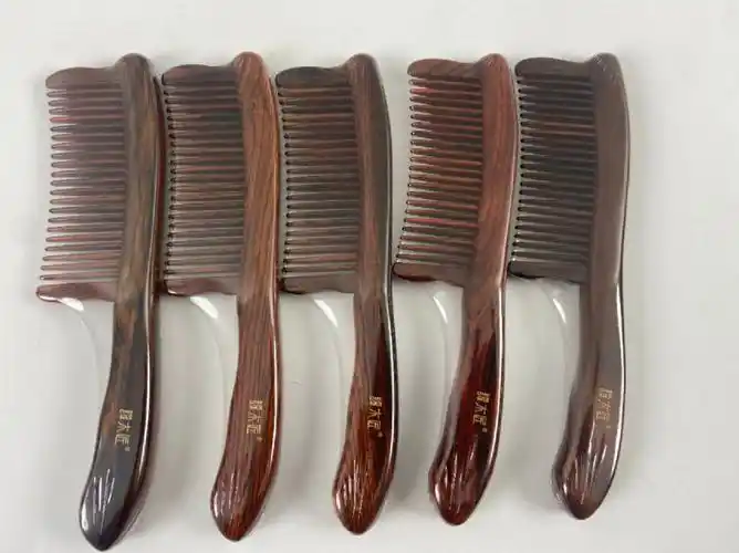 有喜欢的入手吧,绝对超值#支持国货  #谭木匠梳子  #超好用梳子