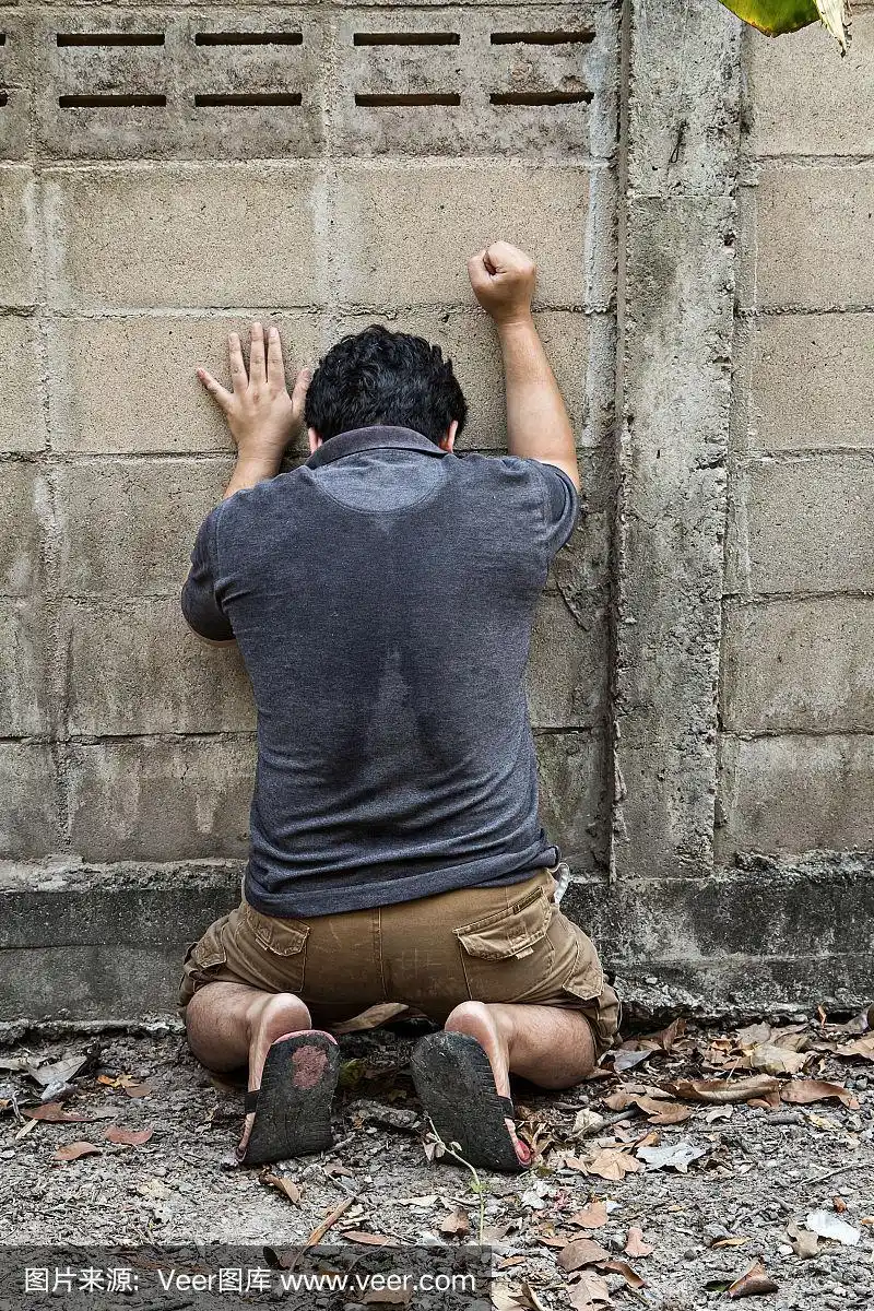 一个男人的背影有抑郁和悲伤