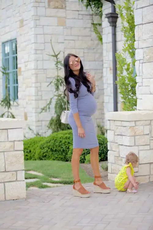 街拍欧美怀孕女星潮搭示范孕妇穿什么衣服好看