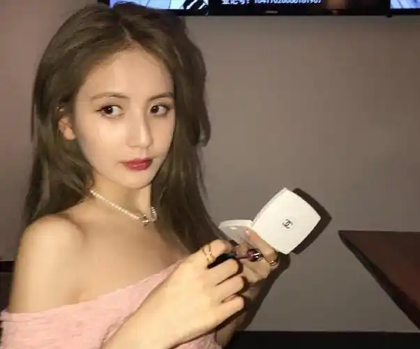 王思聪携绯闻女友吃烧烤吞云吐雾侃侃而谈四人消费317元抢镜