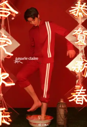 王俊凯赤脚踩着洗脚盆上封面,粉丝关注的是盆里的水