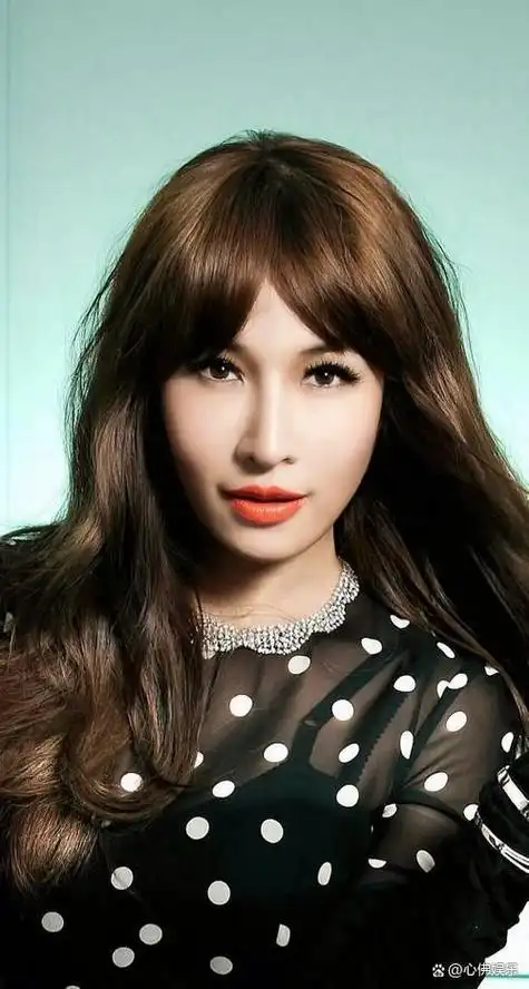 萧亚轩晒与孩子亲吻合影引发网友猜测与祝福