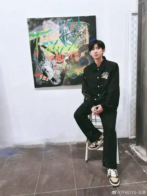 王源新专辑预告随拍穿搭同款,黑色衬衫加同色牛仔裤加运动鞋,好帅!