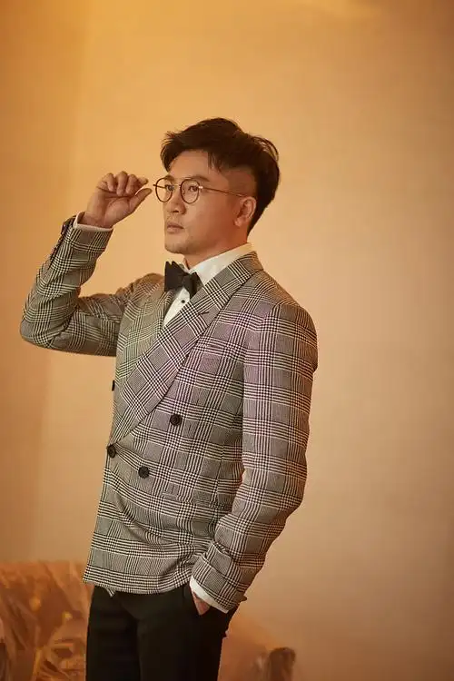 黑哥面带苦笑的,看了宋钟一眼!