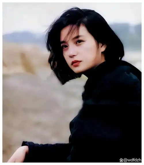 1996年的时候,20岁的赵薇还在家人的鼓励下,考上了北京电影学院表演系