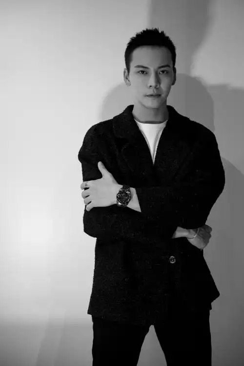 陈伟霆黑白质感写真曝光 诠释时间流逝下的艺术