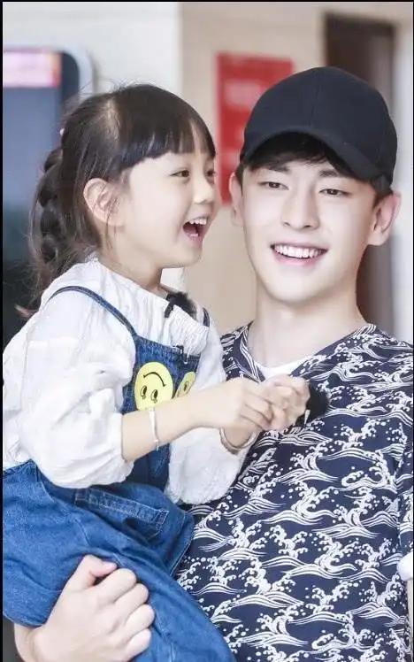 邓伦的"女儿"小山竹长大了,腿长让人羡慕,网友:杨幂的接班人