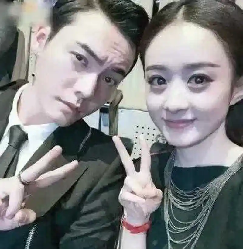 近日何穗发现男友和多年搭挡合影吃醋,晒自拍照疑似怀孕,来宣示主权