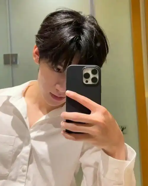 帅哥就是要怼脸拍,太帅了,咱就是说这张脸谁看了不迷糊@时代少年团